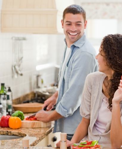 foto de dos personas hablando